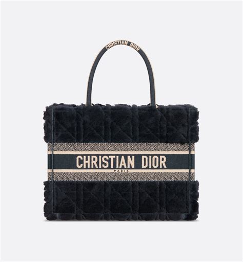 пляжная сумка christian dior|Сумка Dior Book Tote, модель среднего формата.